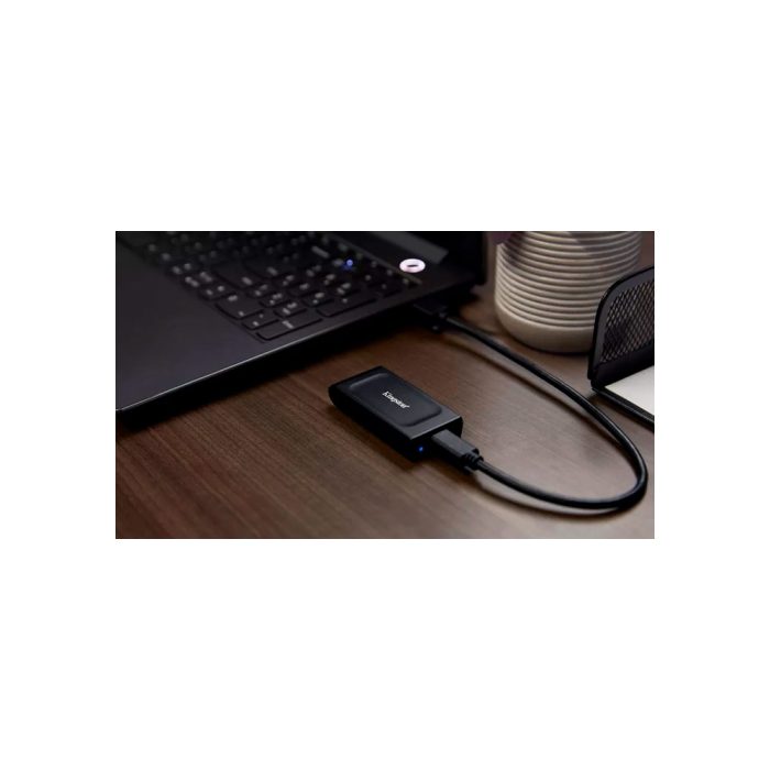 SSD portátil Kingston XS1000 de 2TB en color negro, alta velocidad y conectividad USB 3.2